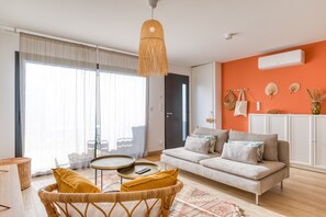 TV - Villa ‘Mézoise’ with Private Terrace, Wi-Fi, and Air Conditioning (Mèze)