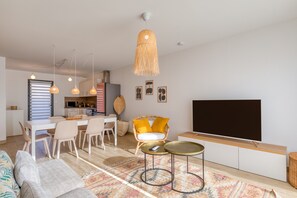 TV - Villa ‘Mézoise’ with Private Terrace, Wi-Fi, and Air Conditioning (Mèze)