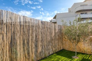 Property grounds - Villa ‘Mézoise’ with Private Terrace, Wi-Fi, and Air Conditioning (Mèze)