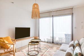 TV - Villa ‘Mézoise’ with Private Terrace, Wi-Fi, and Air Conditioning (Mèze)