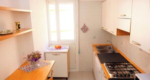 Kühlschrank, Mikrowelle, Herdplatte, Geschirrspüler