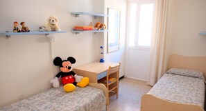 2 habitaciones, tabla de planchar con plancha y ropa de cama