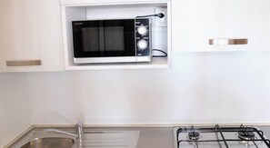 Frigorifero, microonde, piano cottura, pentole/stoviglie/utensili