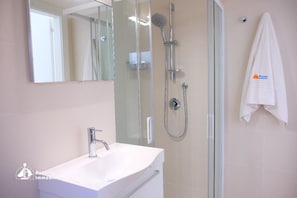 Shower, towels - Apartment 'Condominio Carducci 405' with Sea View and Private Terraces (Jesolo)