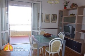 Dining - Apartment 'Condominio Carducci 405' with Sea View and Private Terraces (Jesolo)