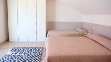 2 habitaciones, tabla de planchar con plancha y ropa de cama