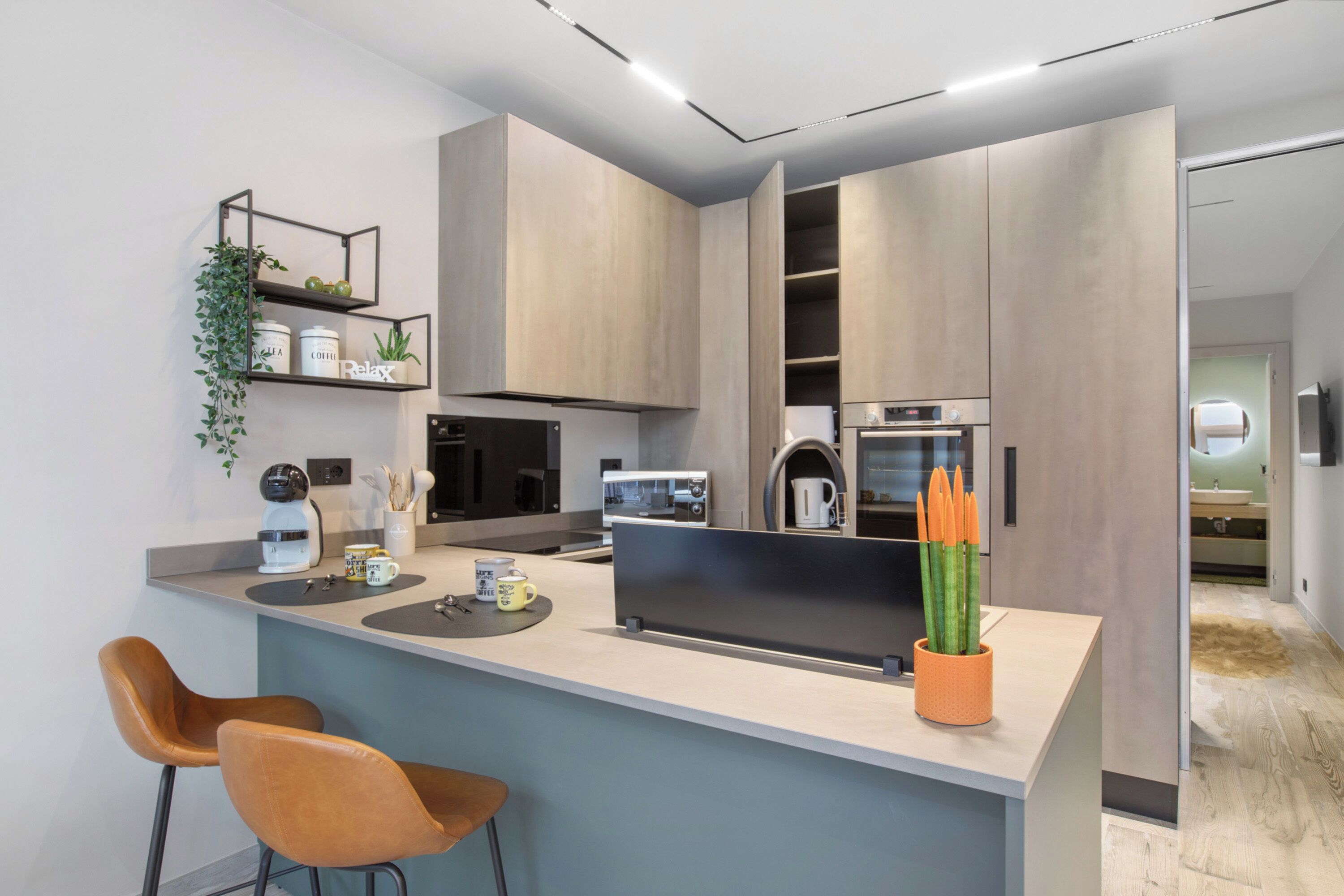 Frigorifero, microonde, forno, piano cottura