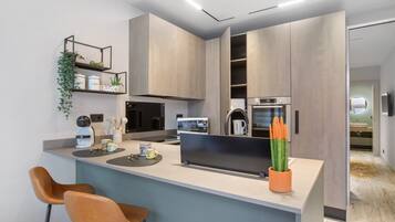 Kühlschrank, Mikrowelle, Ofen, Herdplatte