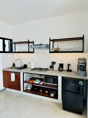 冷蔵庫、電子レンジ、コーヒー / ティーメーカー、調理器具と食器