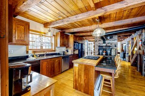 Fridge, microwave, oven, stovetop - 1970s acreage surrounded by trees with deck, grill, & internet (Chestertown)