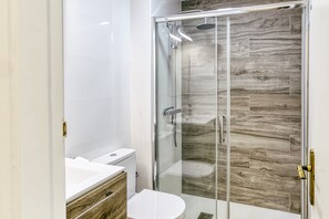 Shower, hair dryer, towels - Apartment 'Lago Sant Mauricio' with Shared Pool, Wi-Fi and Air Conditioning (Empuriabrava)