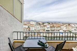 Outdoor dining - Apartment 'Lago Sant Mauricio' with Shared Pool, Wi-Fi and Air Conditioning (Empuriabrava)