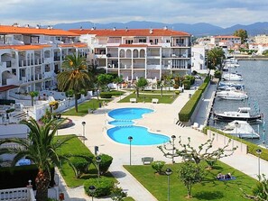 Exterior - Apartment 'Lago Sant Mauricio' with Shared Pool, Wi-Fi and Air Conditioning (Empuriabrava)