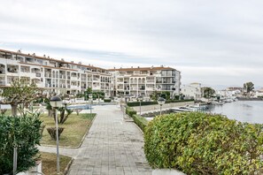 Exterior - Apartment 'Lago Sant Mauricio' with Shared Pool, Wi-Fi and Air Conditioning (Empuriabrava)