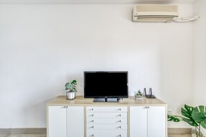 Interior - Apartment 'Lago Sant Mauricio' with Shared Pool, Wi-Fi and Air Conditioning (Empuriabrava)