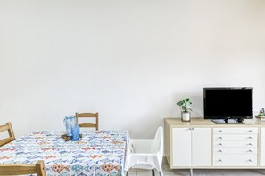 Dining - Apartment 'Lago Sant Mauricio' with Shared Pool, Wi-Fi and Air Conditioning (Empuriabrava)