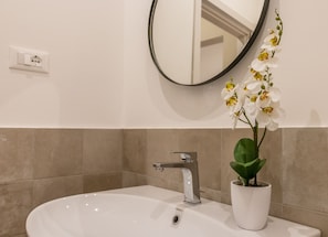 City Room | Bathroom | Hair dryer - Ghiberti Apartments - Prussian Blue (Trieste)