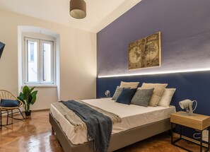 City Room | Desk, laptop workspace, free WiFi - Ghiberti Apartments - Prussian Blue (Trieste)