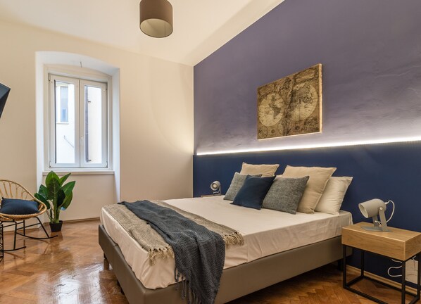 Escritorio, espacio para trabajar con laptop y wifi gratis