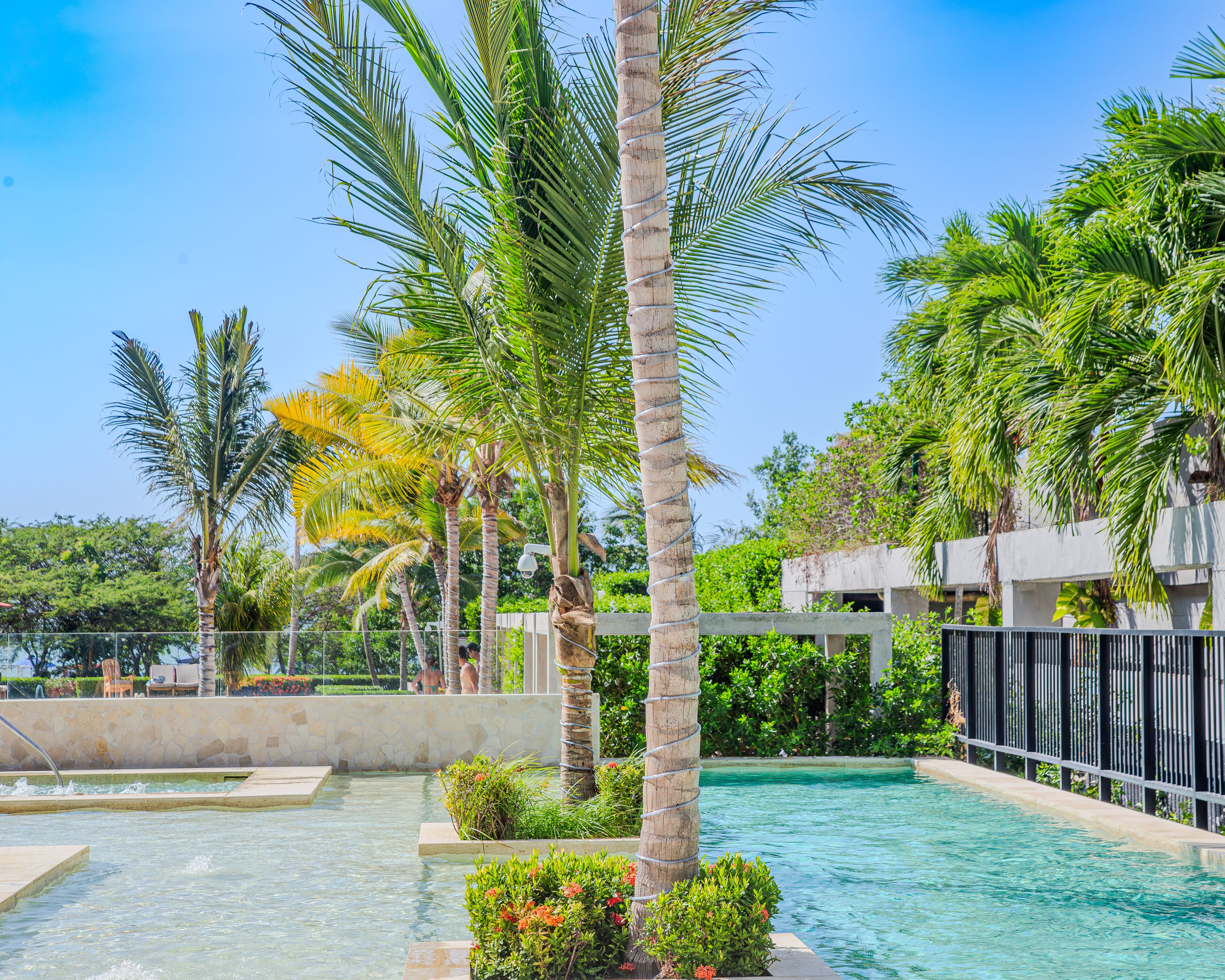 สระว่ายน้ำกลางแจ้ง