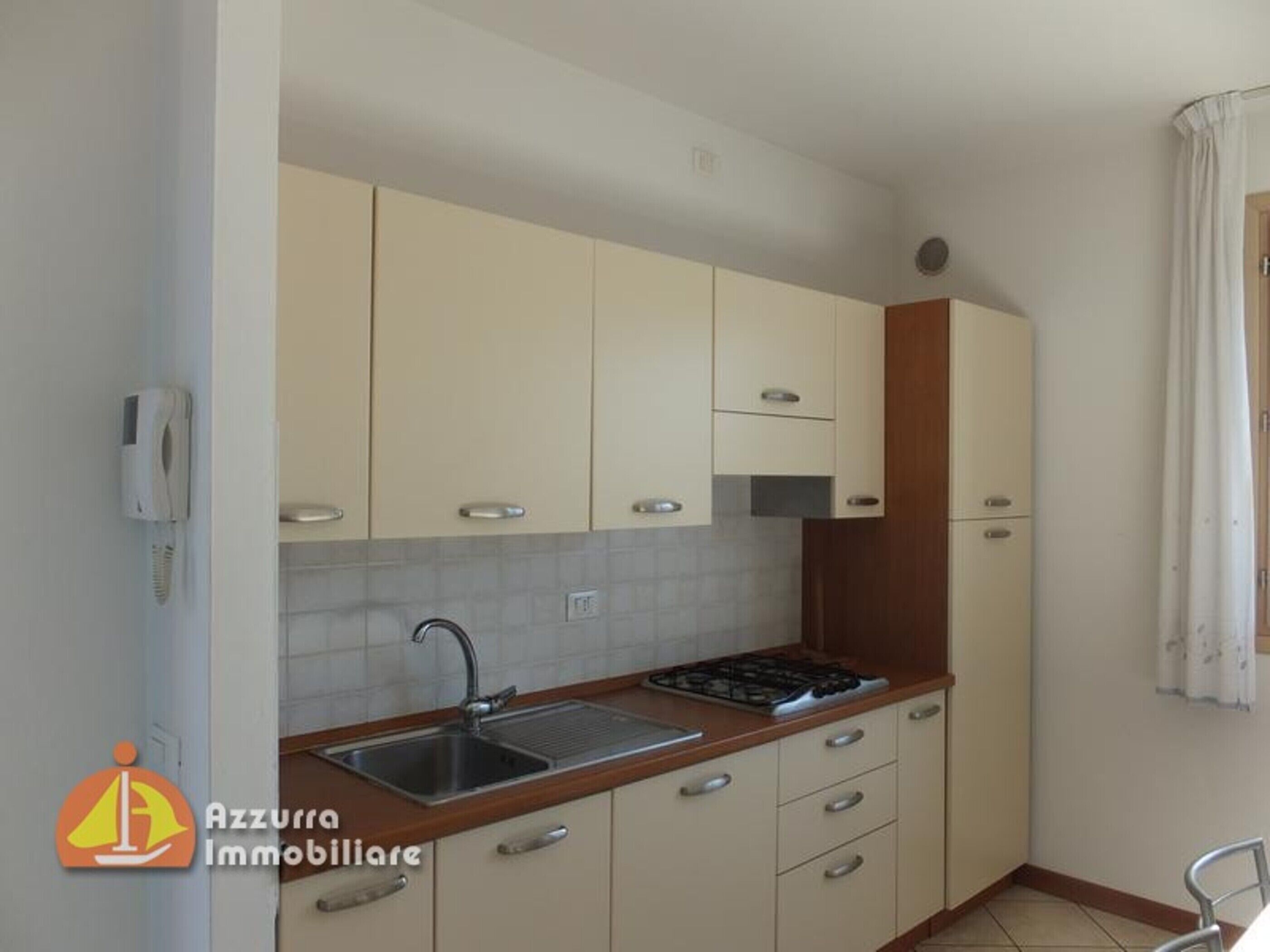 Frigorifero, microonde, piano cottura, lavastoviglie