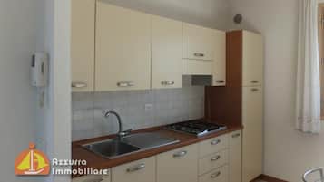 Frigorifero, microonde, piano cottura, lavastoviglie