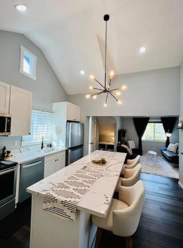 Frigorifero, microonde, forno, piano cottura