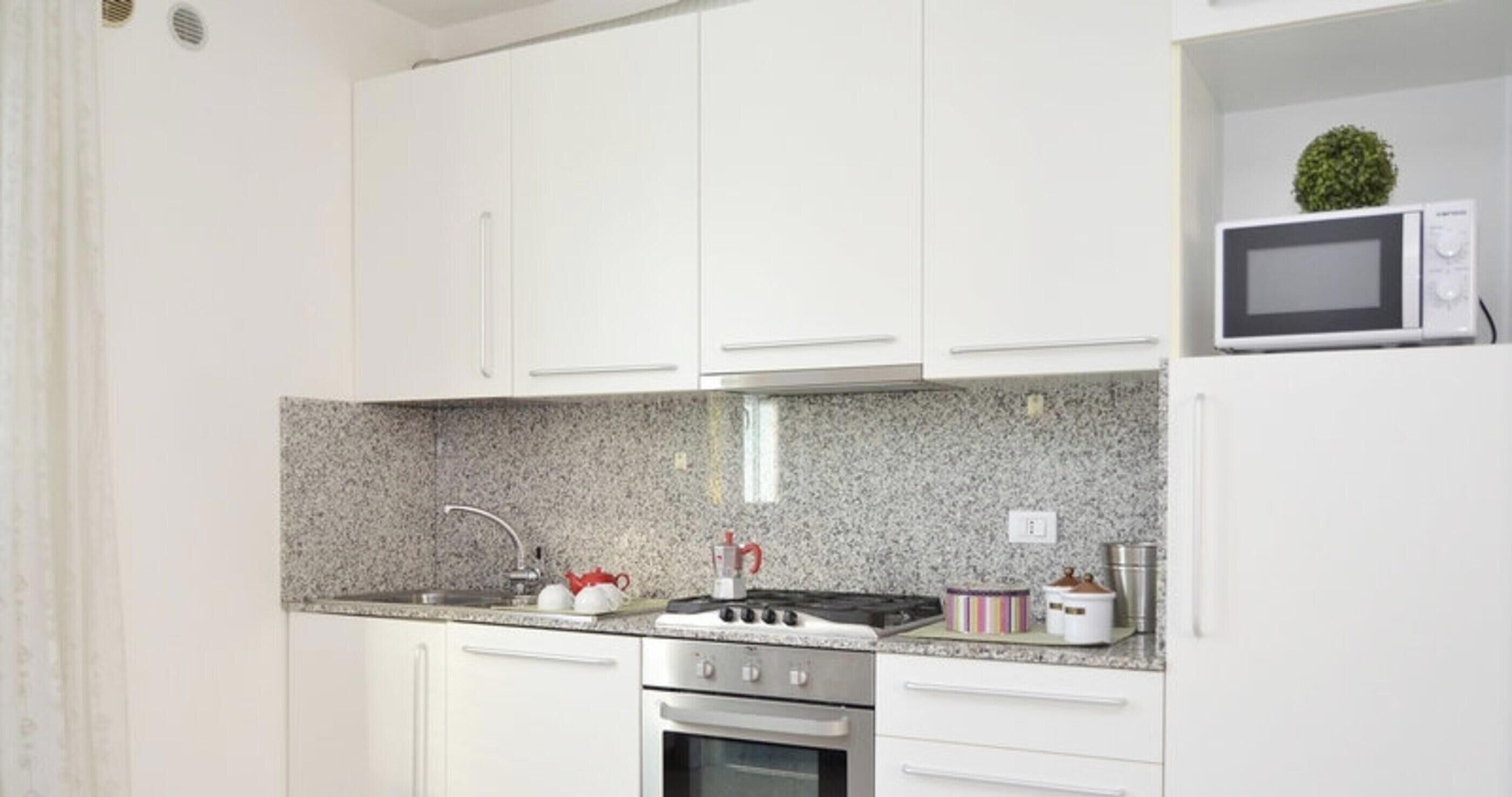 Jääkaappi, mikroaaltouuni, uuni, liesi