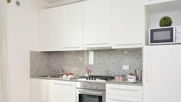 Frigorifero, microonde, forno, piano cottura