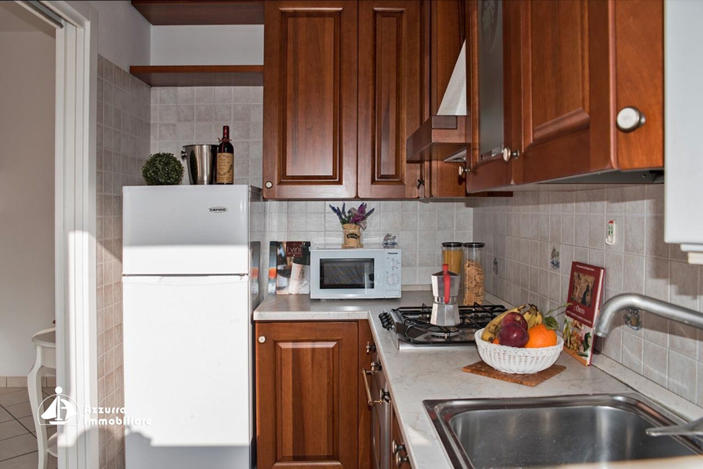 冷蔵庫、電子レンジ、オーブン、コンロ