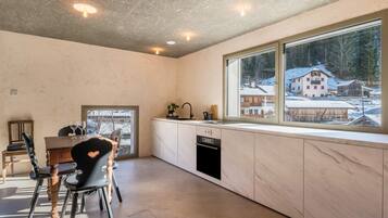 Frigorifero, forno, piano cottura, lavastoviglie