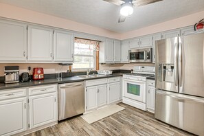 Réfrigérateur, micro-ondes, lave-vaisselle, cafetière/bouilloire