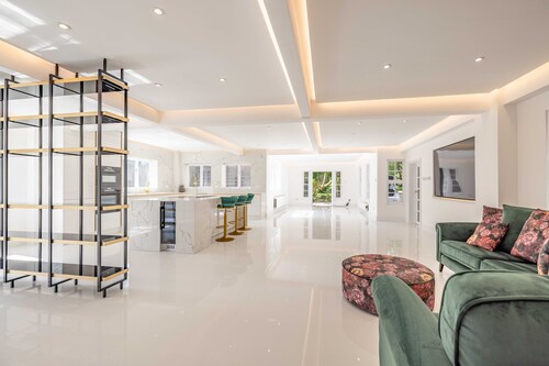 Royal Windsor Escape | Luxury 5 Acres Mansion, Helipad & Tennis Court