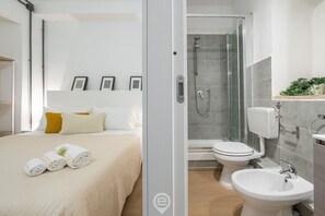 Ducha, secador de pelo, bidet, toallas