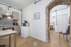 Kjøleskap, mikrobølgeovn, ovn og kokeplater