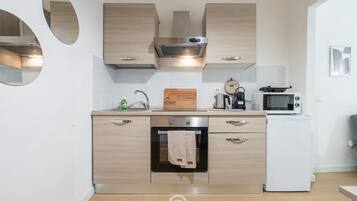 Frigorifero, microonde, forno, piano cottura