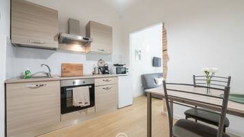 Frigorifero, microonde, forno, piano cottura