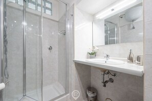Shower, hair dryer, bidet, towels - New Sandalia House - Elicriso Apartment (Cagliari)