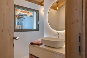 Shower, hair dryer, towels - Apartment 'Lena Dolomites Luxury Suite' with Mountain View, Private Terrace and Sauna (Villnöß)