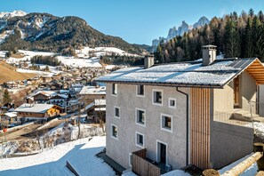 Exterior - Apartment 'Lena Dolomites Luxury Suite' with Mountain View, Private Terrace and Sauna (Villnöß)