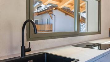 Frigorifero, forno, piano cottura, lavastoviglie