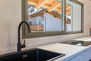 Fridge, oven, stovetop, dishwasher - Apartment 'Lena Dolomites Luxury Suite' with Mountain View, Private Terrace and Sauna (Villnöß)