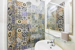 تجهيزات دش، مجففات شعر، مراحيض شطف