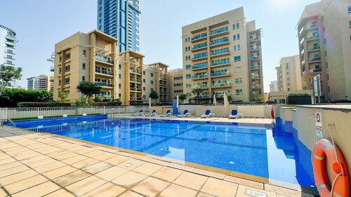 Chic & Cozy: Comfortable 1-Bedroom Apartment in Dubai Greens - Prime Location!