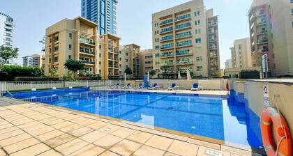 Chic & Cozy: Comfortable 1-Bedroom Apartment in Dubai Greens - Prime Location!