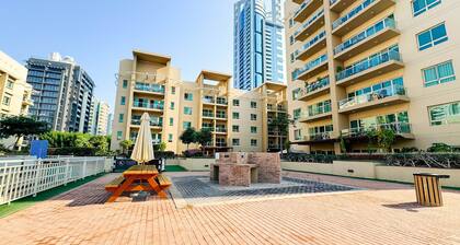 Chic & Cozy: Comfortable 1-Bedroom Apartment in Dubai Greens - Prime Location!