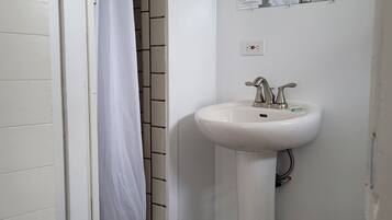 Douche, serviettes fournies