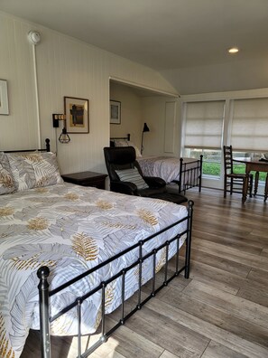 2 bedrooms, WiFi, bed sheets, wheelchair access - Mendocino Garden Studio #2, Full kitchen (Mendocino)