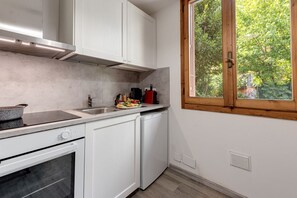 Frigorífico, microondas, horno y placa de cocina