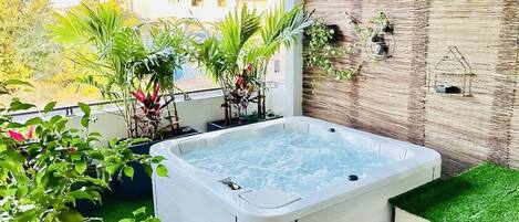 Outdoor spa tub